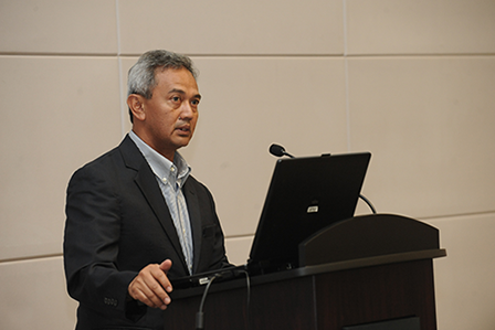 YBhg. Prof. Dato’ Dr. Mohd Fauzi Haji Ramlan membentangkan laporan keseluruhan pencapaian KPI UPM untuk Suku Pertama 2015